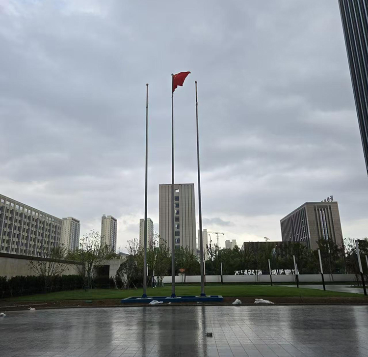 皖投置业办公楼广场风动、电动国歌同步旗杆